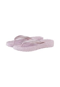 Paarse geweven schuim flip-flops met glinsterende roze banden, in een hoek geplaatst om de zij- en bovenkant textuur te tonen, op een witte achtergrond.
