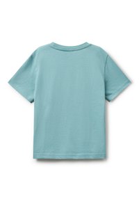 Ein einfarbiges hellblaues T-Shirt mit kurzen Ärmeln, von hinten auf einem weißen Hintergrund gezeigt.