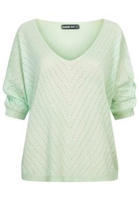 Pull en tricot vert clair, décontracté, avec un col en V et des manches courtes. Présente un motif en chevrons avec de petits détails en tricot ajouré.