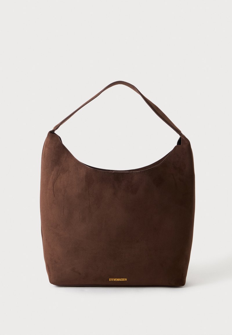 Sac à main hobo en daim marron avec une bandoulière unique et un petit logo doré "Steve Madden" en bas au centre.