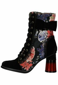Stivaletto alla caviglia in suede nero con motivo floreale colorato, punta rotonda, dettaglio arricciato e tacco a blocco rosso lucido.