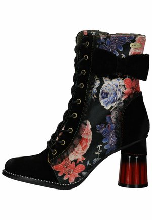Stivaletto alla caviglia in suede nero con motivo floreale colorato, punta rotonda, dettaglio arricciato e tacco a blocco rosso lucido.