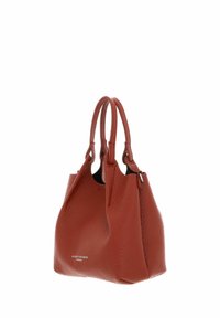 Borsa in pelle marrone con una finitura testurizzata, dotata di due manici corti e un'apertura con zip, caratterizzata da un design minimalista.