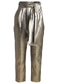 Metalické zlaté kalhoty na míru s vysokým pasem, sklady a širokým páskem. Hladká textura s mírným leskem a zkrácená délka.