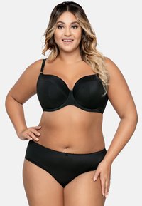 Il set di biancheria intima nera comprende un reggiseno imbottito con coppe sagomate e spalline regolabili, abbinato a un perizoma a vita alta coordinato.