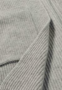 hessnatur Strickjacke - hellgrau