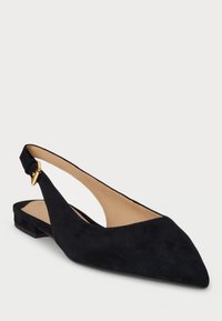 Musta mokkanahkainen slingback-mokkasiini, jossa on terävä kärki, avoimet sivut ja kultainen yksityiskohta kantapäässä. Varustettu matalalla lohkokannan korkeudella mukavuutta varten.