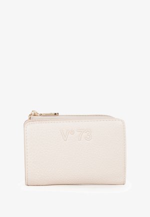 Portafoglio in pelle color crema con logo in rilievo, chiusura con cerniera e esterno terrazzo. Forma rettangolare con bordi arrotondati e dettagli in metallo dorato.