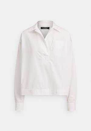 Weißes Langarmhemd aus Baumwolle. Verfügt über einen Kragen, eine halbknöpfbare Leiste und eine einzelne Brusttasche; Saum ist leicht gekürzt.