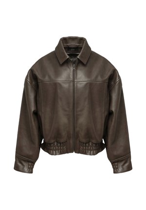 Brązowa skórzana kurtka zapinana na zamek z szerokim kołnierzem, pikowanymi detalami na mankietach i pasie oraz długimi rękawami.