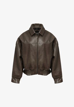 Brązowa skórzana kurtka zapinana na zamek z szerokim kołnierzem, pikowanymi detalami na mankietach i pasie oraz długimi rękawami.