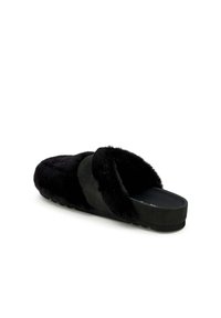 Pantofole nere senza lacci con rivestimento in pelliccia morbida e suola spessa, mostrate angolate su uno sfondo bianco.