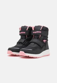 Bottes d'hiver pour enfants noires et roses avec des sangles Velcro, semelles épaisses, et logo Kangaroo sur le côté et la sangle.