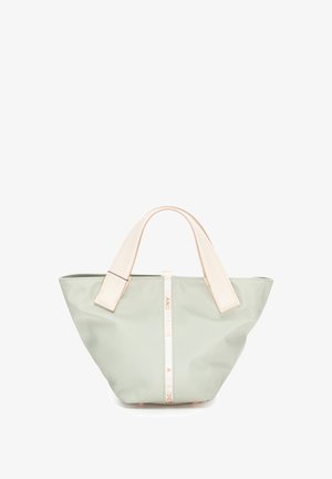 Borsa shopper verde chiaro con ampi manici beige e striscia verticale bianca con la scritta "Alexander and Smith" su sfondo bianco.