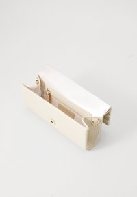 Kremowy skórzany portfel o gładkim wykończeniu, z złotymi akcentami i zamkiem błyskawicznym wewnątrz. Otwarta konstrukcja z wieloma miejscami na karty.