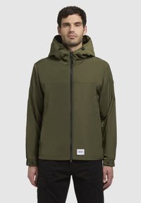 Olivgrüne, wasserdichte Jacke mit Reißverschluss vorne, verstellbarem Kapuze und schwarzen Akzenten. Verfügt über eine Brusttasche und ein Logo-Patch am Saum.