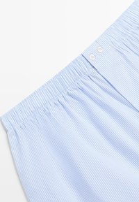 Světle modré pruhované bavlněné šortky s elastickým pasem, vybavené dvěma knoflíky nahoře a hladkou texturou.