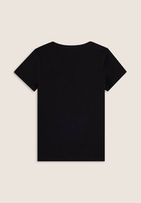 Camiseta negra de manga corta con cuello redondo, hecha de un tejido suave, con un color sólido y líneas simples y limpias. Sin logotipos ni patrones visibles.