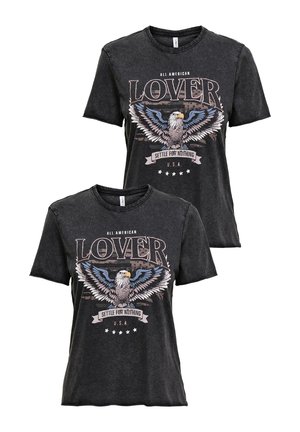 Schwarze T-Shirts mit kurzen Ärmeln, die eine Grafik eines Adlers mit dem Text „ALL AMERICAN LOVER“ und darunter Sternen zeigen.