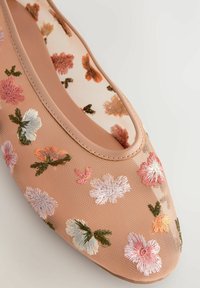 Balerini brodate cu un partea superioară din plasă nud, având modele florale în nuanțe de roz, alb și verde. Vârf rotunjit și detalii cu margini moi.