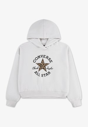 Biała bluza z kapturem z prążkowanymi ściągaczami na mankietach i u dołu, z gwiazdą w panterkę i czarnym tekstem "Converse All Star Chuck Taylor" z przodu.
