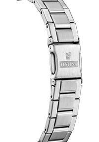 Armbands i rostfritt stål med en polerad yta, med rektangulära länkar och ett säkert spänne, märkt med Festina-logotypen.