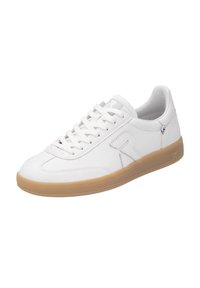 Baskets en cuir blanc avec un bout arrondi, un design à lacets et une semelle en caoutchouc gomme. Elles présentent un logo subtil sur le côté et des accents de couture.