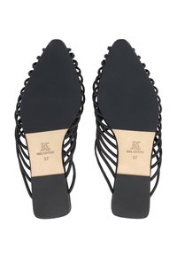 Μαύρα επίπεδα σανδάλια με λουράκια, μυτερή μύτη και δερμάτινη σόλα με μέγεθος 37 και αρχικά μάρκας «KS» στα τακούνια.