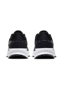 Chaussures de sport en mesh noir avec une surface texturée, semelle intermédiaire blanche et semelle extérieure noire à motifs ; présente un détail de logo sur le côté.