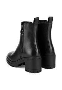 Čierne kožené členkové čižmy s hladkým povrchom, bočným zipsom a robustným podpätkom. Majú textúrovanú podrážku pre lepšiu trakciu.