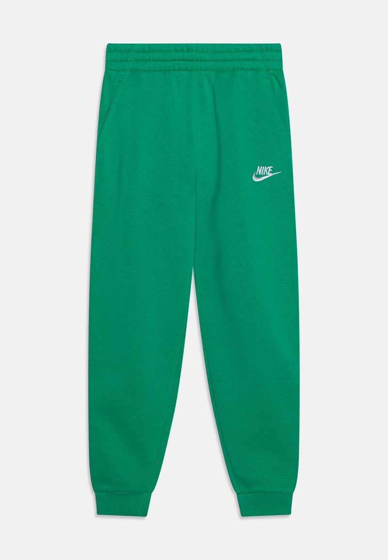 Calças de moletão verdes com um cós elástico, bolsos laterais e um logo da Nike branco na parte superior da perna esquerda. Textura de tecido suave.