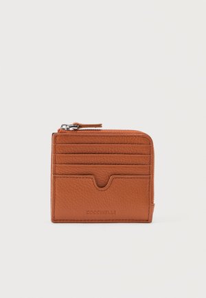 Portcard de piele maro texturată cu patru sloturi pentru carduri, un buzunar frontal și un compartiment superior cu fermoar.