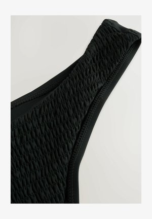Schwarzes Badeoberteil mit strukturiertem, gerafftem Design auf einer Seite und glattem Stoff auf der anderen, mit schmalen Trägern und genähten Kanten.