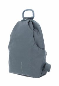 Sac à dos en tissu gris avec un motif texturé en damier. Équipé d'une poignée robuste, de bretelles ajustables et d'une fermeture éclair pour plus de sécurité.