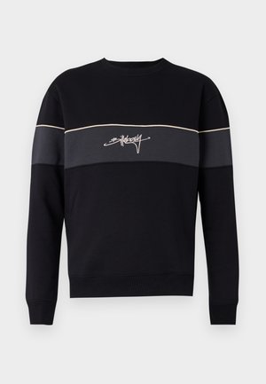 Czarna bluza z poziomym szarym paskiem i jasnym logo, charakteryzująca się luźnym krojem, ściągaczami przy mankietach i dole.