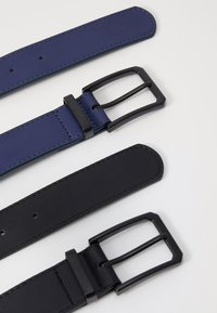 Tre lærbelter i marineblå og svart, med en glatt tekstur, rektangulære beltespenner i svart metall og synlige sømmer.