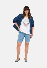 ONLY Carmakoma CARTHUNDER LIFE - Džinsa auduma šorti - light blue denim