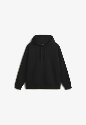 Schwarze Kapuzenjacke aus weichem Stoff, mit einer Vordertasche, verstellbaren Kordeln und gesticktem Logo auf der Brust. Lässig geschnitten.