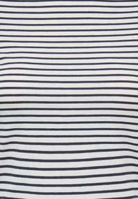 Marineblåt og hvidt stof med vandrette striber, en glat tekstur, jævne striber og et ensartet mønster over hele overfladen.