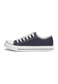 Sneaker in tela blu navy con lacci bianchi, punta in gomma e suola intermedia. Presenta cuciture bianche e una striscia blu contrastante lungo la suola.