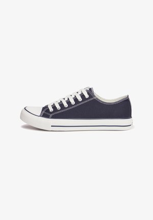 Sneaker in tela blu navy con lacci bianchi, punta in gomma e suola intermedia. Presenta cuciture bianche e una striscia blu contrastante lungo la suola.