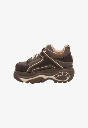 Hnědá nekombinovaná sneaker z různých materiálů s silnou podrážkou, zaobleným tvarem, kontrastními béžovými akcenty a texturovaným povrchem na svršku.