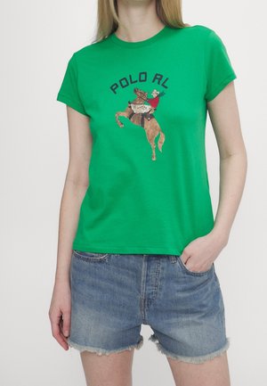 Grøn bomulds-T-shirt med grafisk tryk af en rytter på en hest med teksten "POLO RL" ovenover. Rund halsudskæring og korte ærmer.