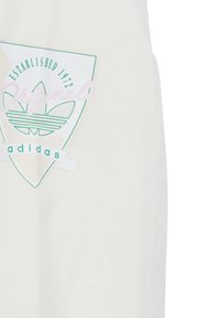 Bílá bavlněná tričko s logem Adidas Originals ve formě štítu v zelené a růžové barvě, s vodorovnými pruhy a centrálním štítkem.