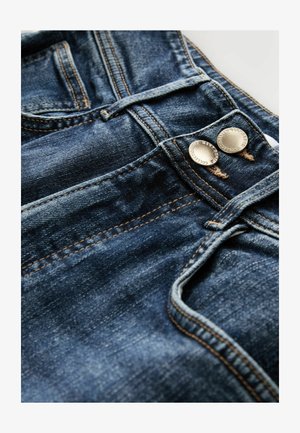 Donkerblauwe denim jeans met contrasterende oranje stiksels, voorzien van twee metalen knopen en een klassieke vijf-pocket ontwerp.