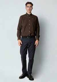 Clean Cut Copenhagen OXFORD STRETCH PLAIN - Button down-skjorte - dark brown melange