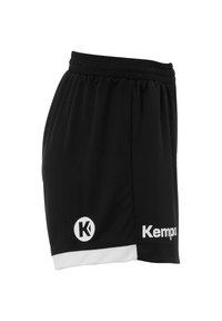Sorte atletiske shorts med elastisk talje, med et hvidt logo nederst til højre og en hvid detalje ved kanten. Blød stoftekstur.