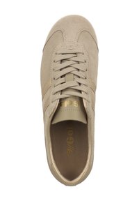 Sneaker beige in suede con lacci piatti, punta arrotondata e righe laterali. Logo dorato sulla linguetta. Fodera interna liscia.
