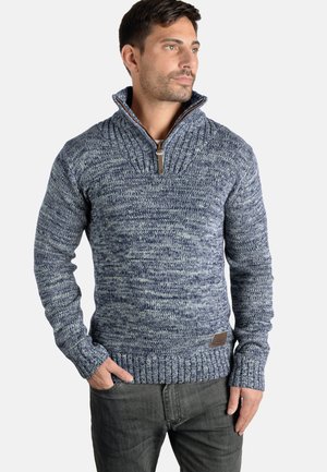 Marine gebreid sweater met hoge kraag en halve ritssluiting, geribbelde manchetten, met een gestructureerd patroon en leren logo patch aan de onderkant.