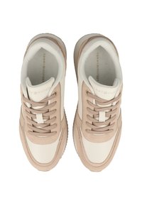 Baskets beige clair avec accents blancs, présentant un dessus en cuir lisse, en suède texturé et un design à lacets. Logo en relief sur la languette.